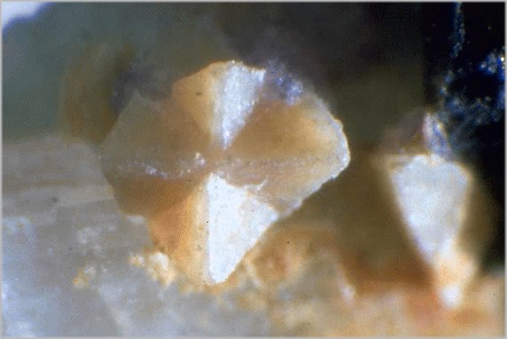 Large Okanoganite-(Y) Image